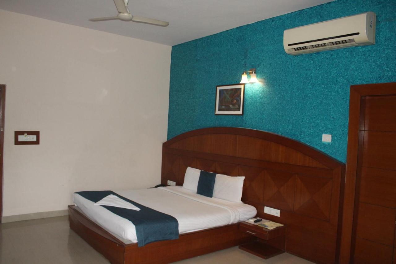 Hotel Stay By The Way Mysore Esterno foto