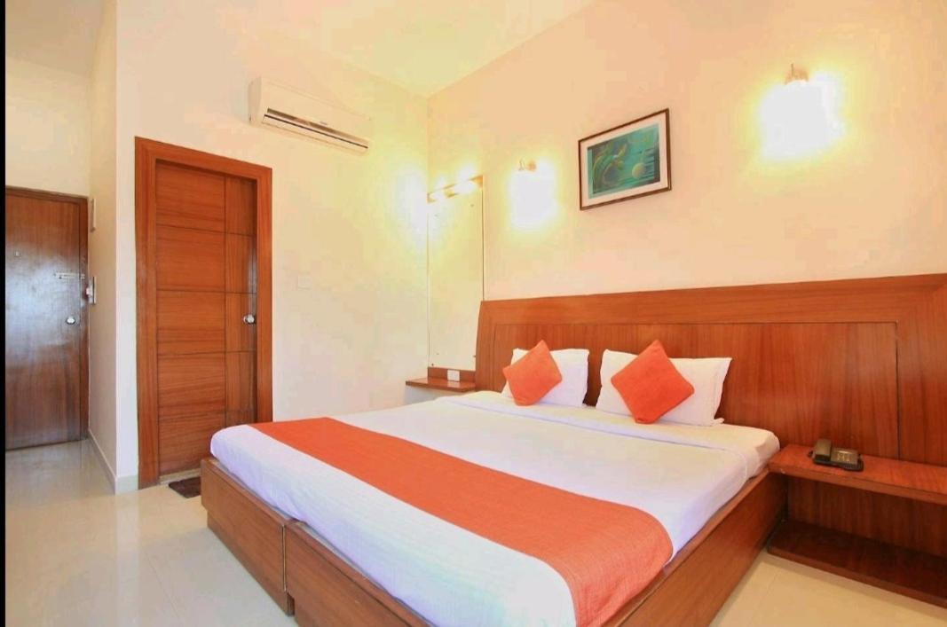 Hotel Stay By The Way Mysore Esterno foto